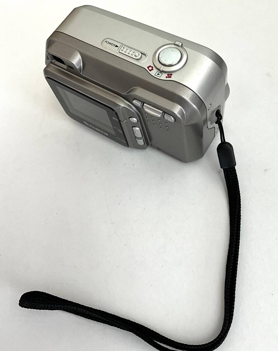 Y632 オールドコンデジ FUJIFILM FinePix 2600Z 単三電池仕様 Y632 オールドコンデジ FUJIFILM FinePix 2600Z 単三電池仕様