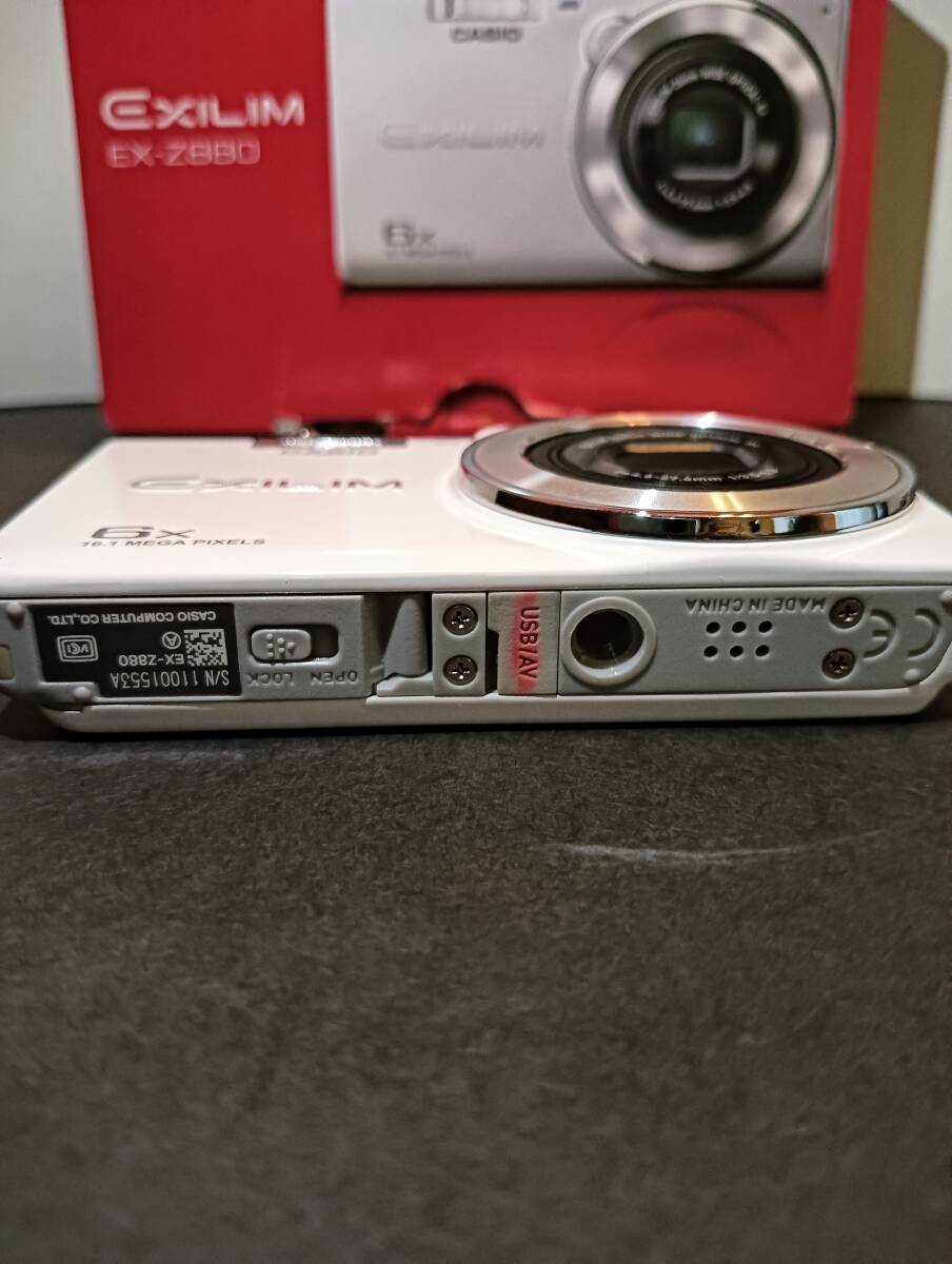 CASIO EXILIM EX-Z880 ホワイト Casio EXILIM EX-Z880 ホワイト / 26mm Wide Optical 6x 4.6