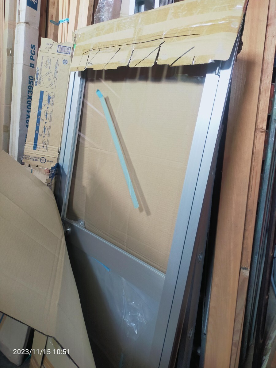 ●★未使用 アルミサッシ 勝手口 ガレージ 物置 取付必要開口サイズ、幅800mm×高さ1850mm 約 カギ3本