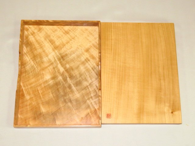 ▲在銘/税所健一作栃縮杢内蓋付将棋駒用傾斜七段展示用兼用高級平箱/UVカットアクリル板内蓋▲紙箱付新品