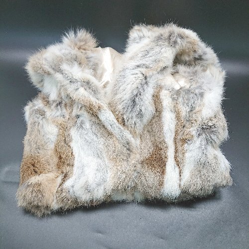 ◇ 組曲 フードあり ラビット毛皮使用 秋冬向け ノースリーブ ファーベスト サイズ2 ホワイト ブラウン レディース E