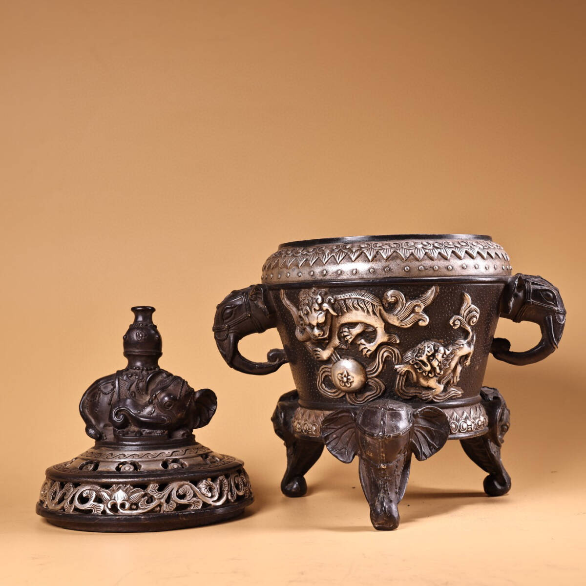 超珍館蔵】銅製 銀鍍 太平有象熏香炉 置物 古賞物 古美術品 稀少 超珍館蔵】銅製 銀鍍 太平有象熏香炉 置物 古賞物 古美術品 稀少