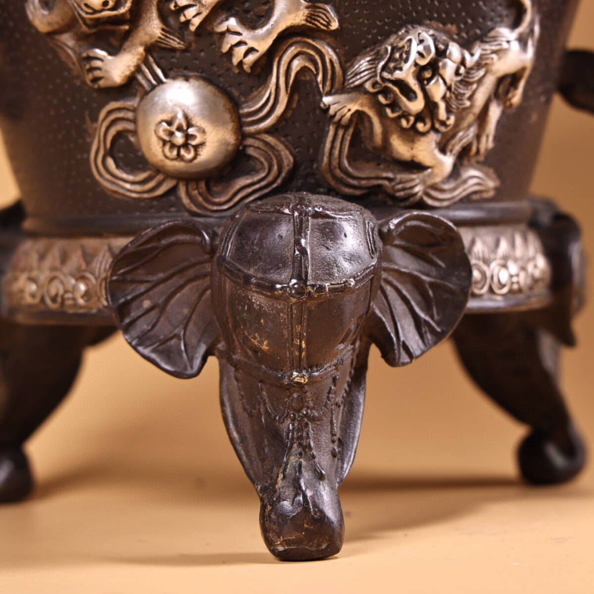 超珍館蔵】銅製 銀鍍 太平有象熏香炉 置物 古賞物 古美術品 稀少 超珍館蔵】銅製 銀鍍 太平有象熏香炉 置物 古賞物 古美術品 稀少