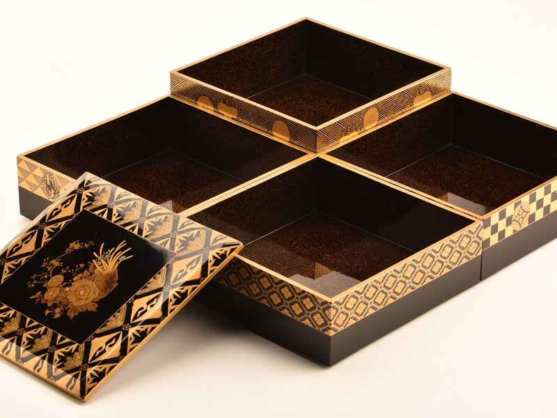あなたにおすすめの商品 流】美術漆器 本金図替蒔絵四段手提重 共箱 WK935(重箱)|売買 重箱