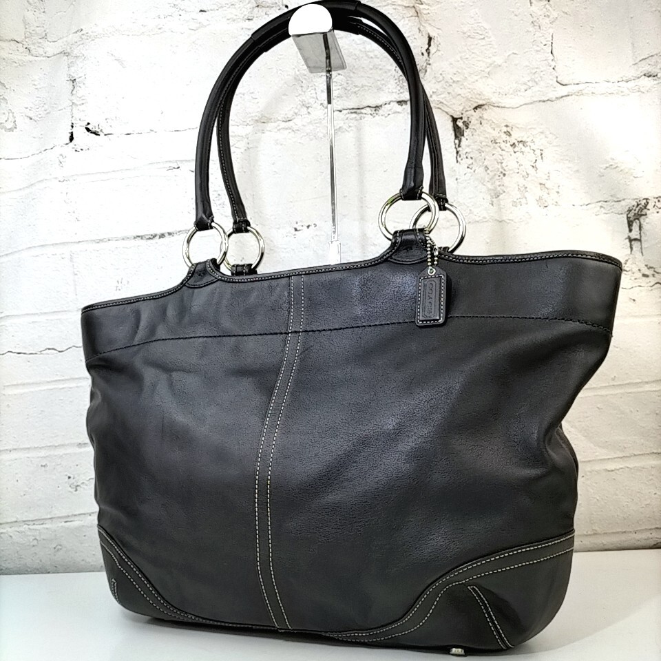 2 Φ 【 COACH 】 コーチ ロゴチャーム付 チャーム付 レザー セミショルダー 肩掛け トートバッグ 婦人鞄 ブラック 黒系 商品ランク:B