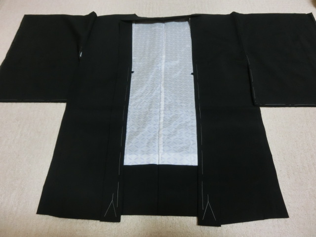 【昭和レトロ】ポリエステル　黒絵羽コート　羽織　袷　黒色　刺繍　松竹遠山柄　しつけ付き　未着用