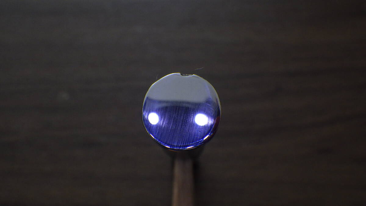 上の縁に欠けがあります。