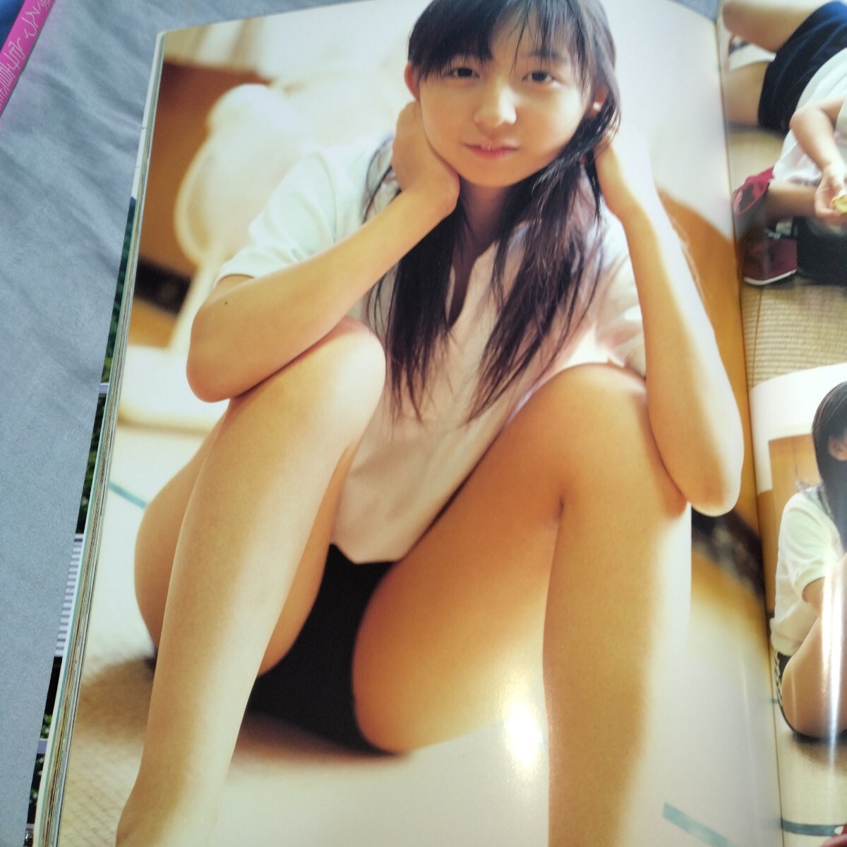 【15歳！スク水・ブルマ・ビキニ・制服】飯田里穂　写真集「バタフライ」 2007年初版発売　p2213