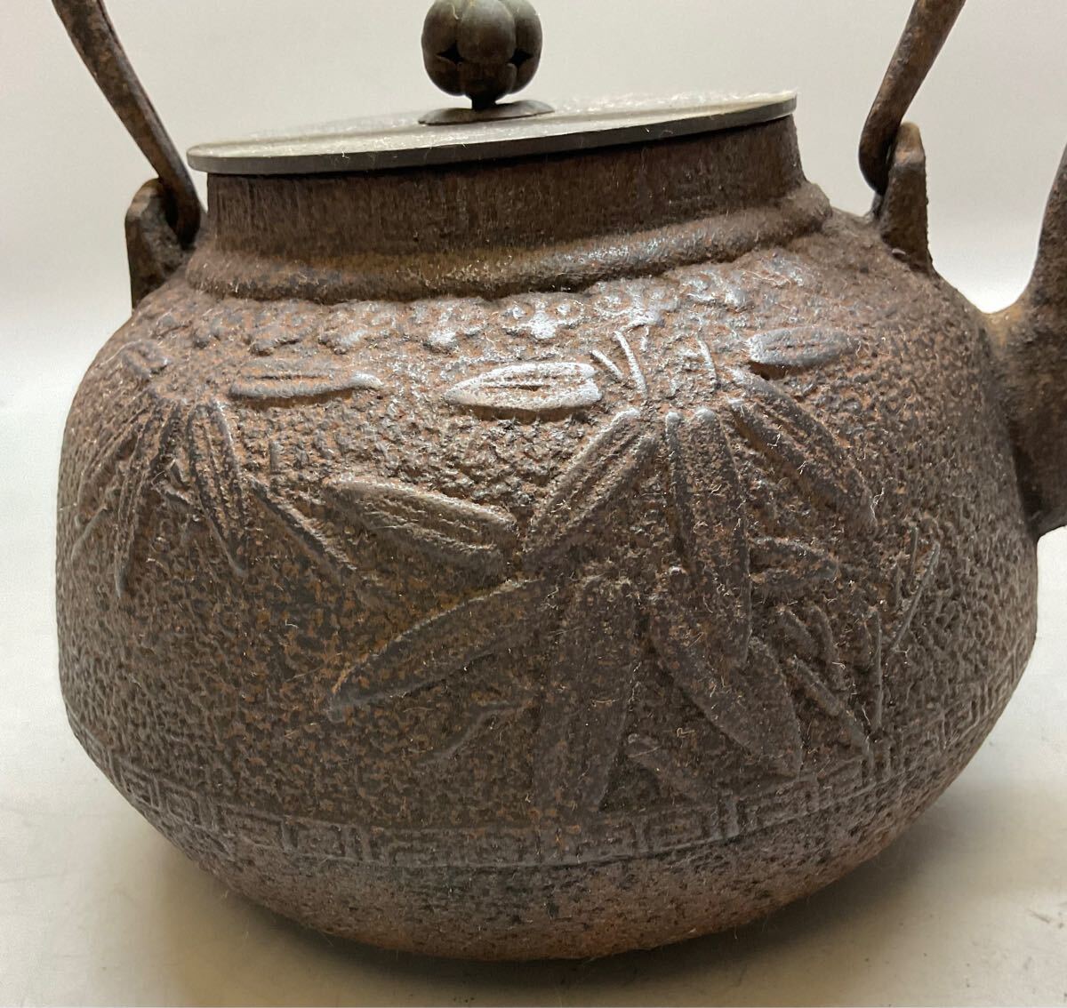 鉄瓶 平丸形 花蔓文様 龍文堂造 煎茶道具|金属工芸 鉄瓶 平丸形 花蔓文様 龍文堂造 煎茶道具|金属工芸