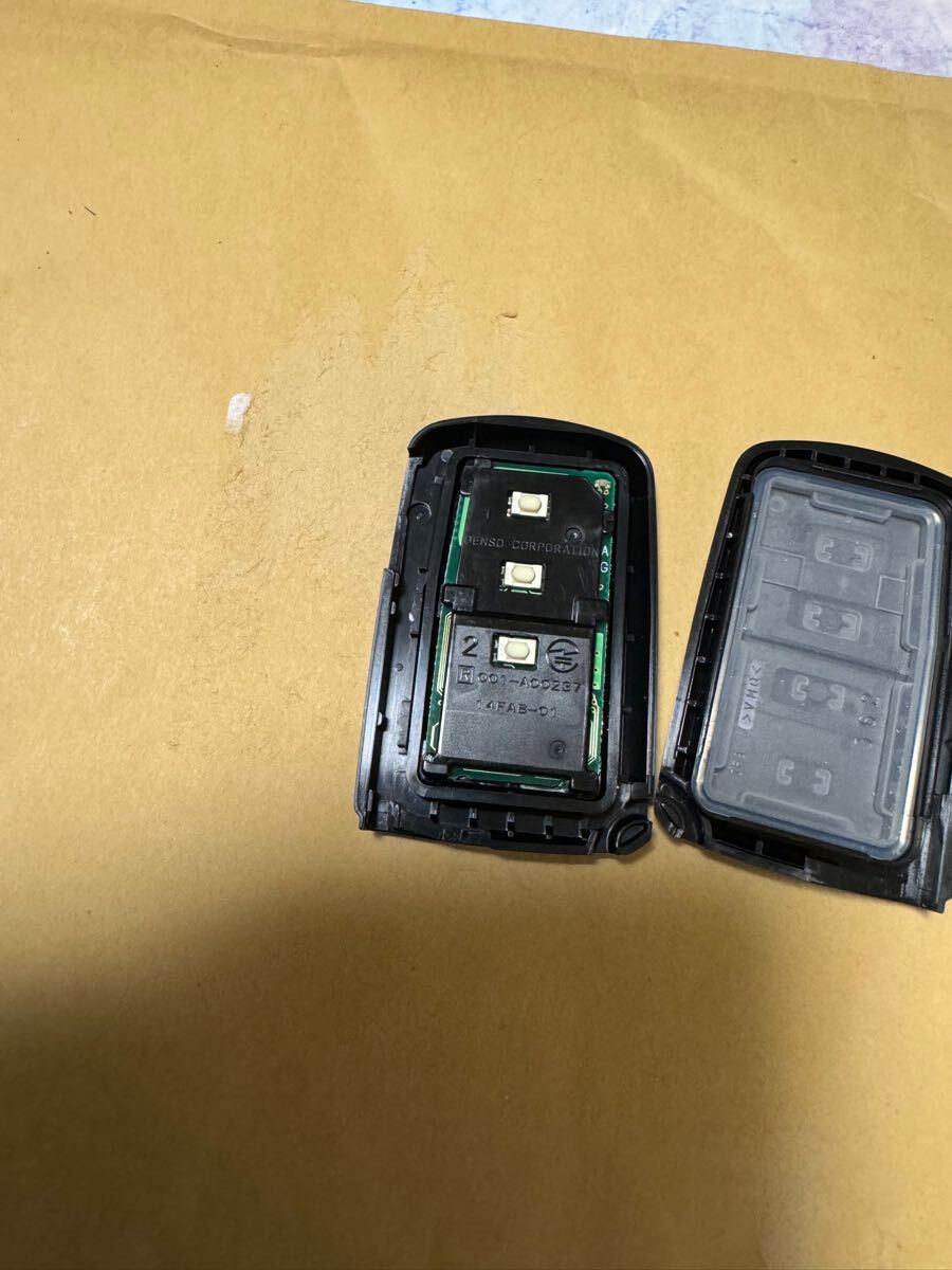 送料無料☆トヨタ　クラウンHV 純正 スマートキー　 カムリ　等々　トランクボタン付 3ボタン 基盤番号281451－0020 19 超美品 トヨタ クラウンHV 純正 スマートキー カムリ 等 3ボタン 基盤