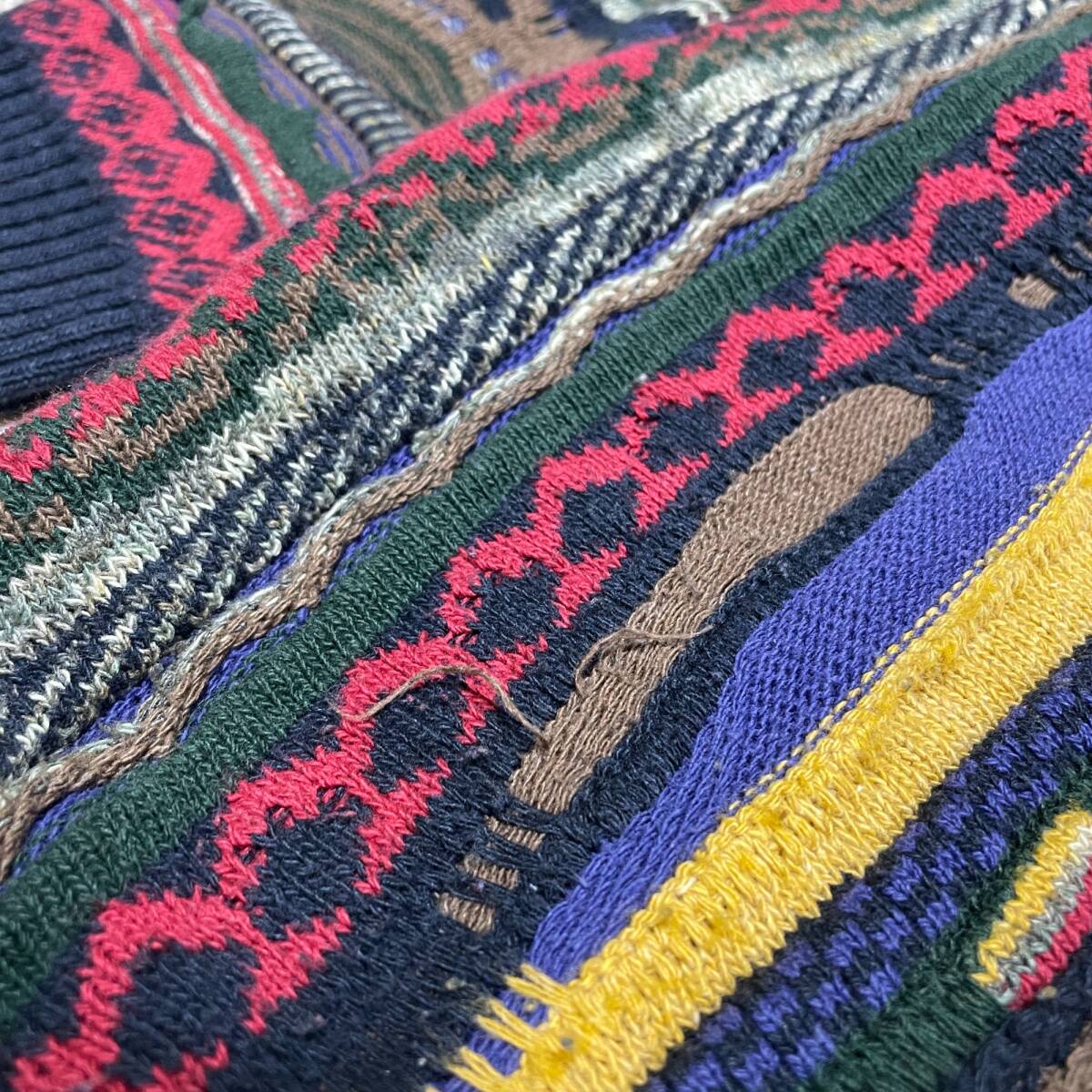 ブルガリア製 総柄ニット 3Dニットセーター 古着 立体刺繍 縦縞 ブルガリア製 総柄ニット 3Dニットセーター 古着 立体刺繍 縦縞