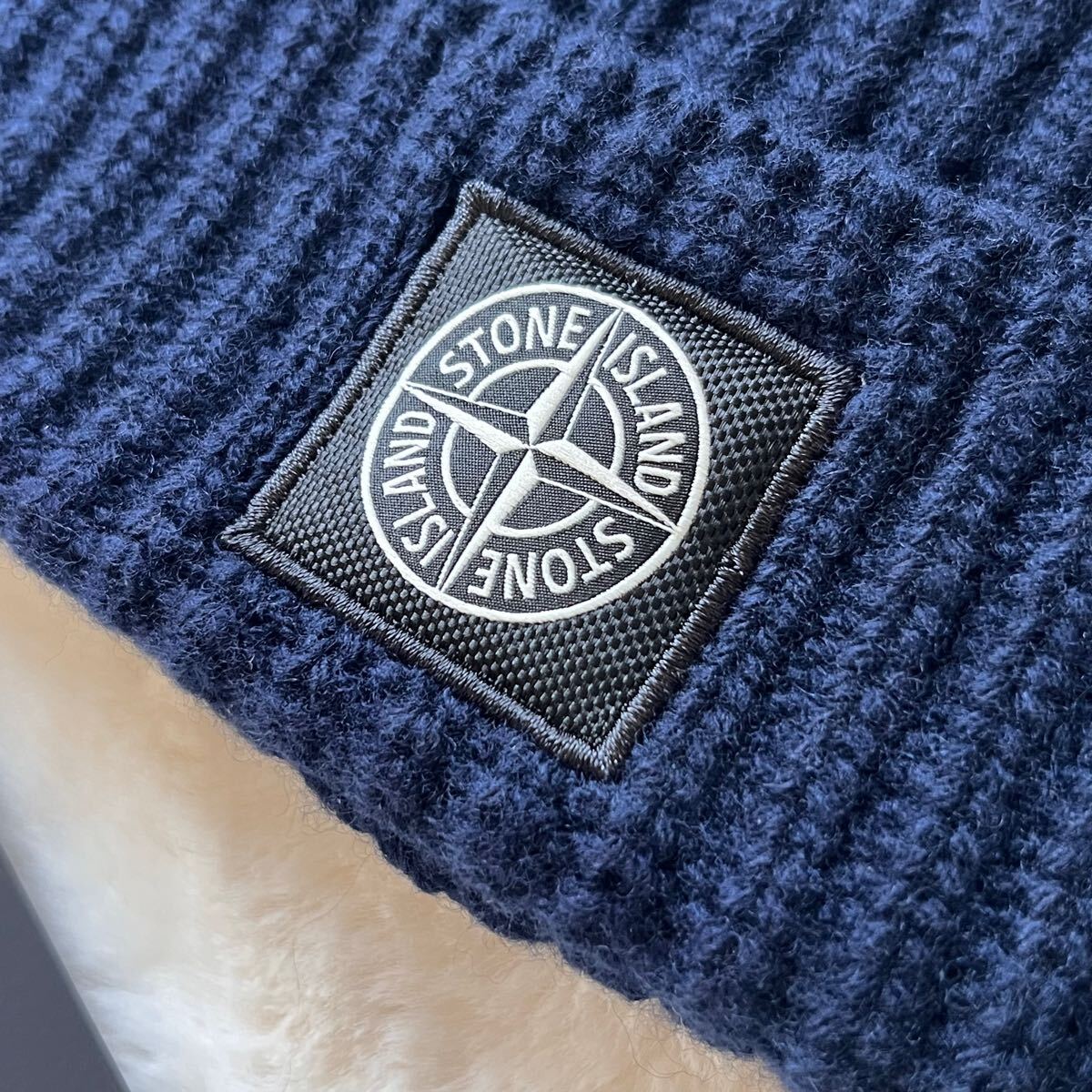 新品タグ付き 2 9万【STONE ISLAND】ウール ロゴ ビーニー 新品タグ付き 2 9万【STONE ISLAND】ウール ロゴ ビーニー