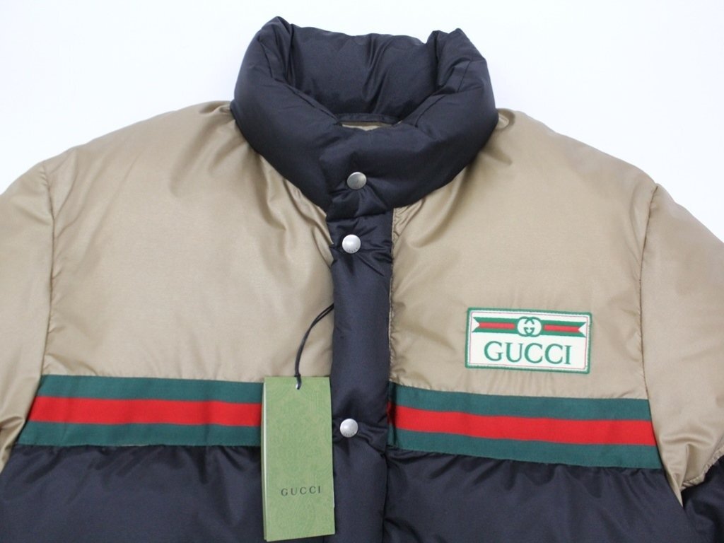 60万新品◇52=XL◇グッチ GUCCI 緑赤Web Stripe ロゴワッペン付き バイカラー切り替えダウンジャケット 濃ベージュ×黒 1円｜代購幫