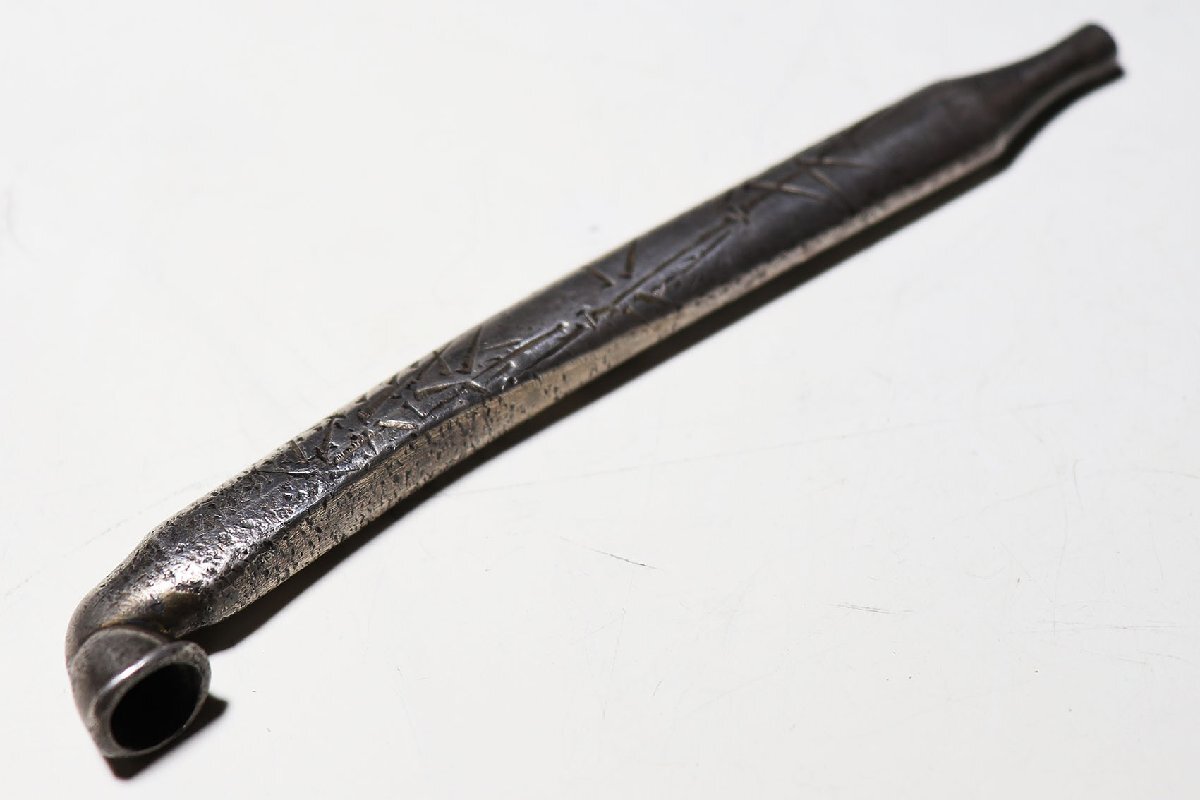 日本美術 純銀 服部製 内唐木 小箱 岩肌 三桃図 金工小物入れ 重量304g 桃】提げ物:金工純銀地片切彫竹笹図煙管 金工師 延寿造 (唐草