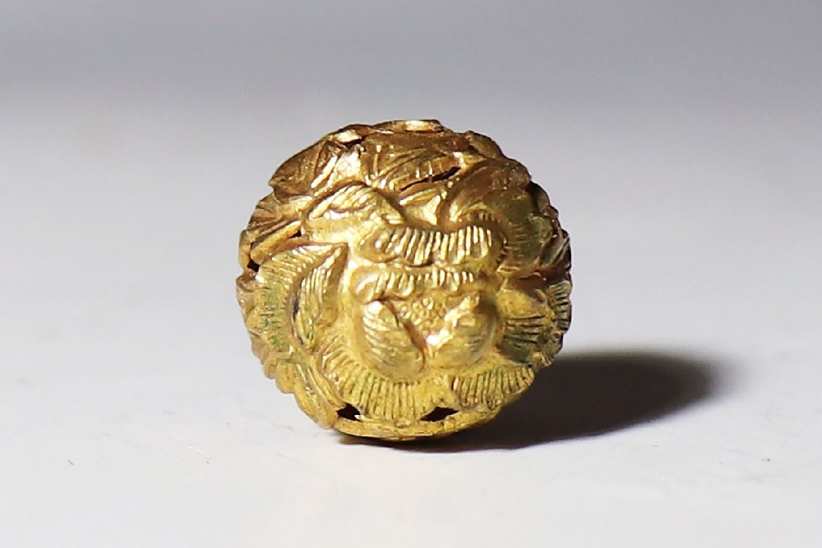 桃 提げ物:金工銅地鍍金透かし彫り花紋様図緒締め玉 売買された 桃 提げ物:金工銅地鍍金透かし彫り花紋様図緒締め玉 売買された