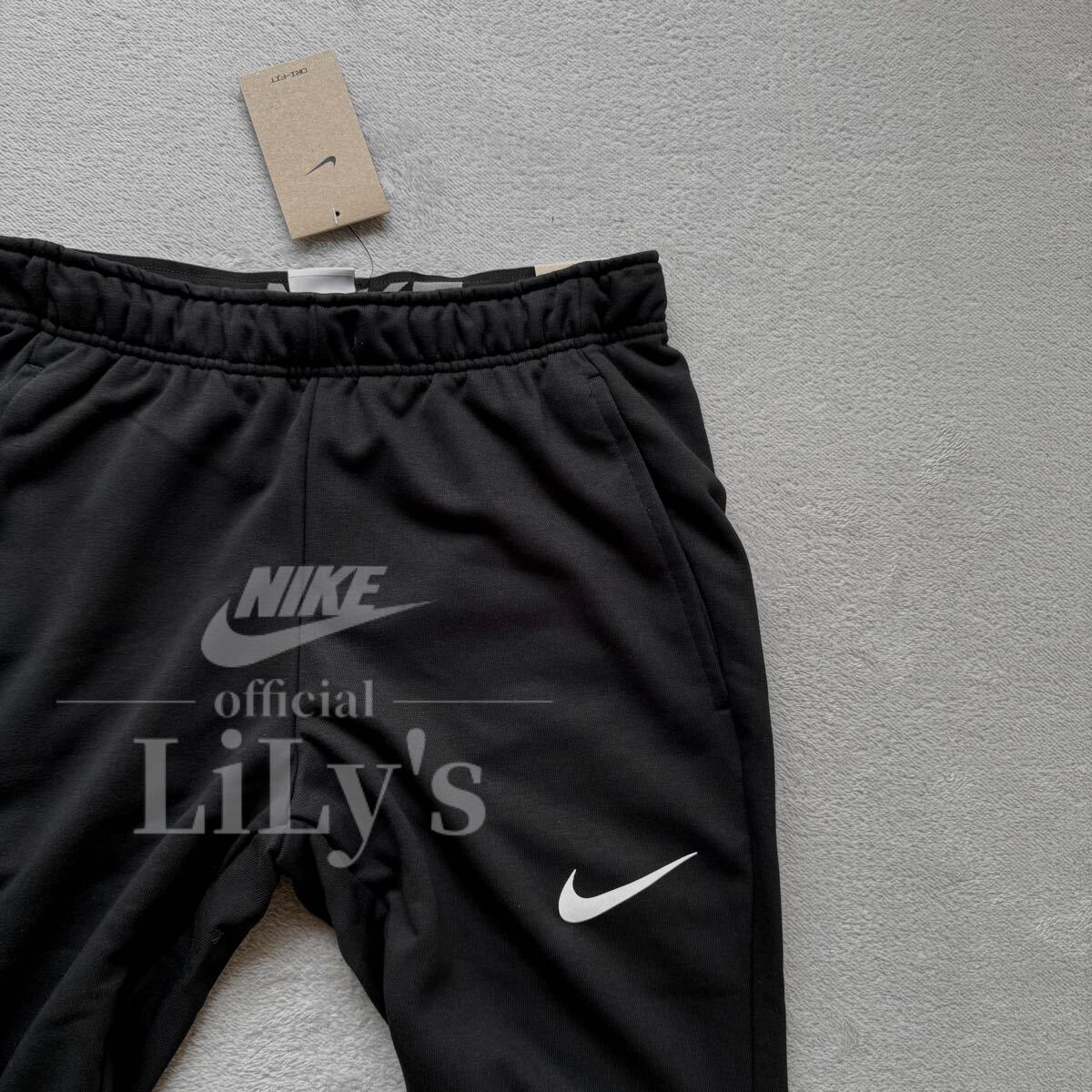 新品 ナイキ上下セットアップ Lサイズ スウォッシュ NIKE 黒白 新品 ナイキ上下セットアップ Lサイズ スウォッシュ NIKE 黒白