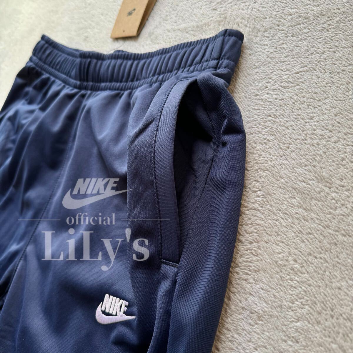 新品 NIKE上下セットアップ Lサイズ ネイビー ロゴ刺繍 新品 NIKE上下セットアップ Lサイズ ネイビー ロゴ刺繍