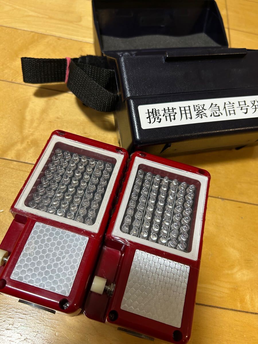 D2【used】携帯用緊急信号発光器 乾電池式 赤色灯 D2【used】携帯用緊急信号発光器 乾電池式 赤色灯 携帯用緊急信号