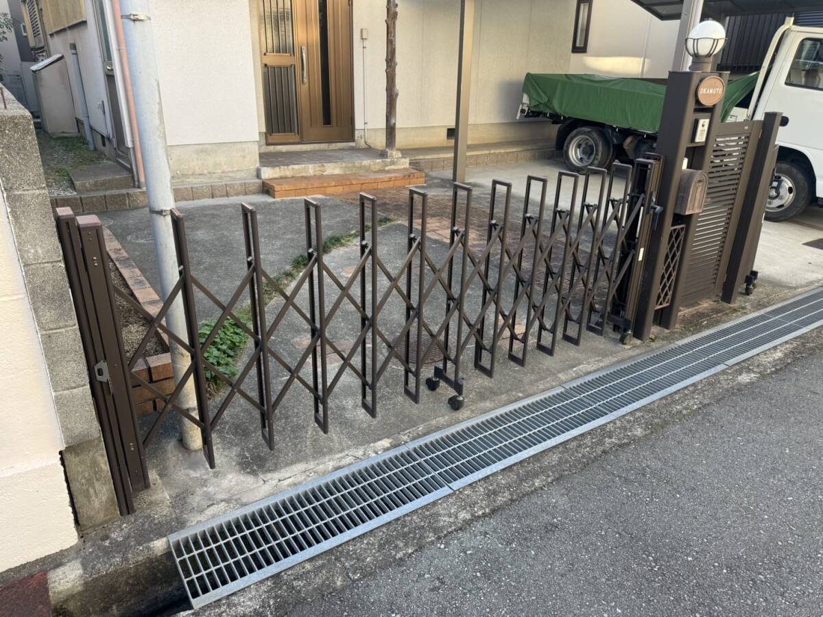 110499 アルミサッシ 門柱付き片開きアコーディオン門扉セット ガレージ車庫倉庫事務所に 西