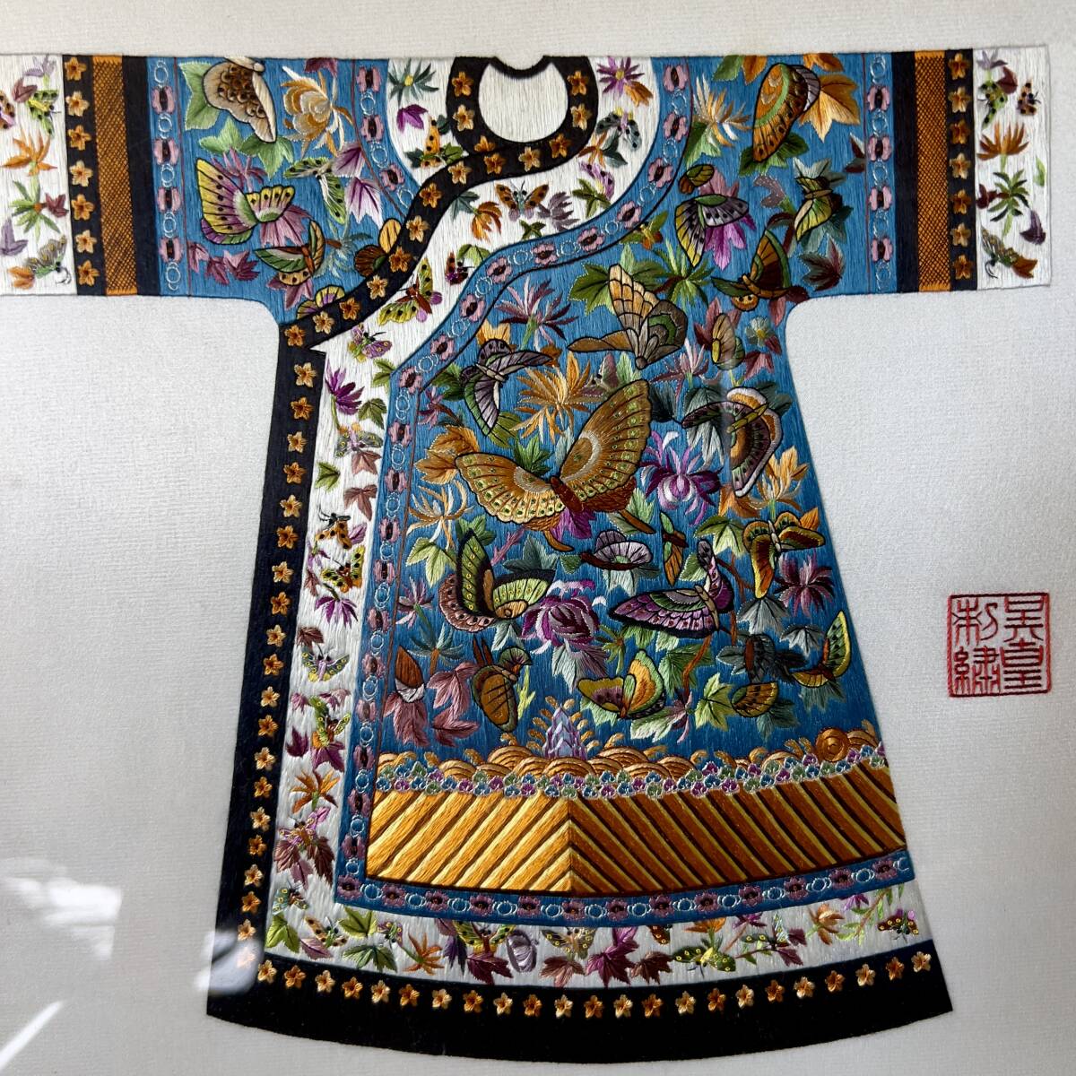 中国美術 刺繍画 龍袍 蝶図 在銘 額装 / 唐物 絵画 中国書画 中国美術 刺繍画 龍袍 蝶図 在銘 額装 / 唐物 絵画 中国書画
