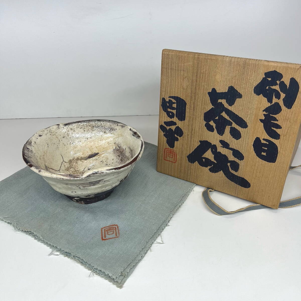 藤岡周平 伊賀刷毛目汲出 共箱 直径11.6㎝ 東Y5-0609②トヒカ Yahoo!オークション - 伊賀焼 藤岡周平 刷毛目 茶碗 共箱入/共布