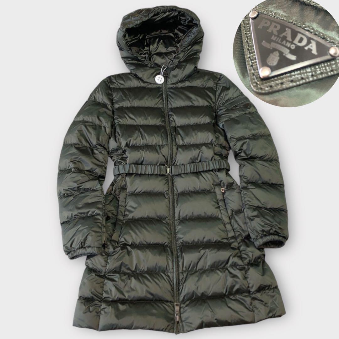✨極美品✨リアルファー プラダ プレートロゴ ダウン オリーブ 三角ロゴ PRADA プラダ ダウンコート ベルト 三角プレート ロゴプレート