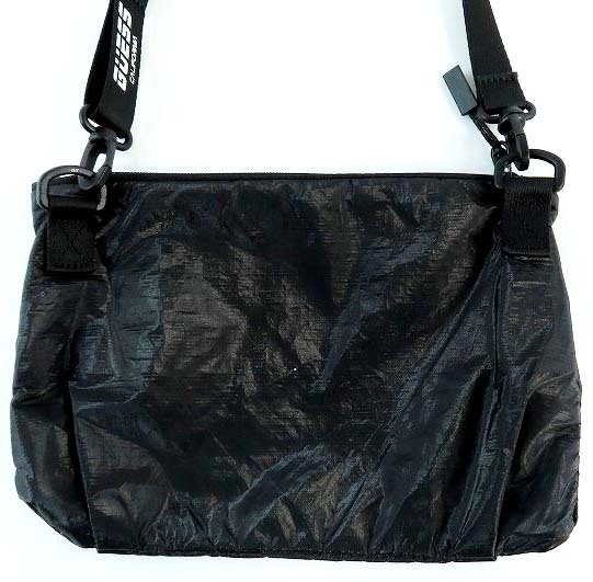 D163/GUESS/ゲス サコッシュ ショルダーバッグ ブラック?。? bimg=