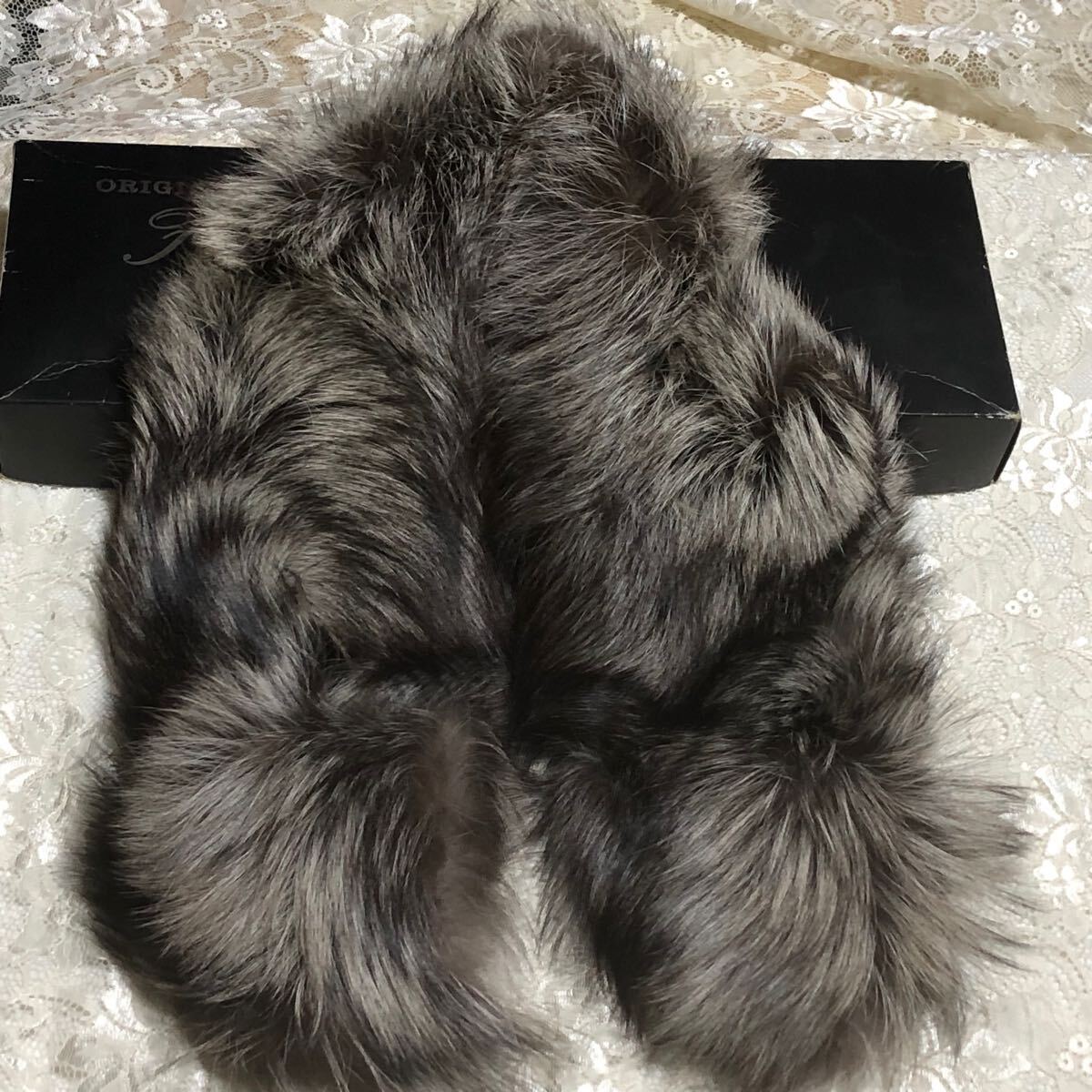未使用保管品　サガフォックス　襟巻き　SuperbQuality Ranched FOX シルバーFOX 銀タグ　ショール　別箱