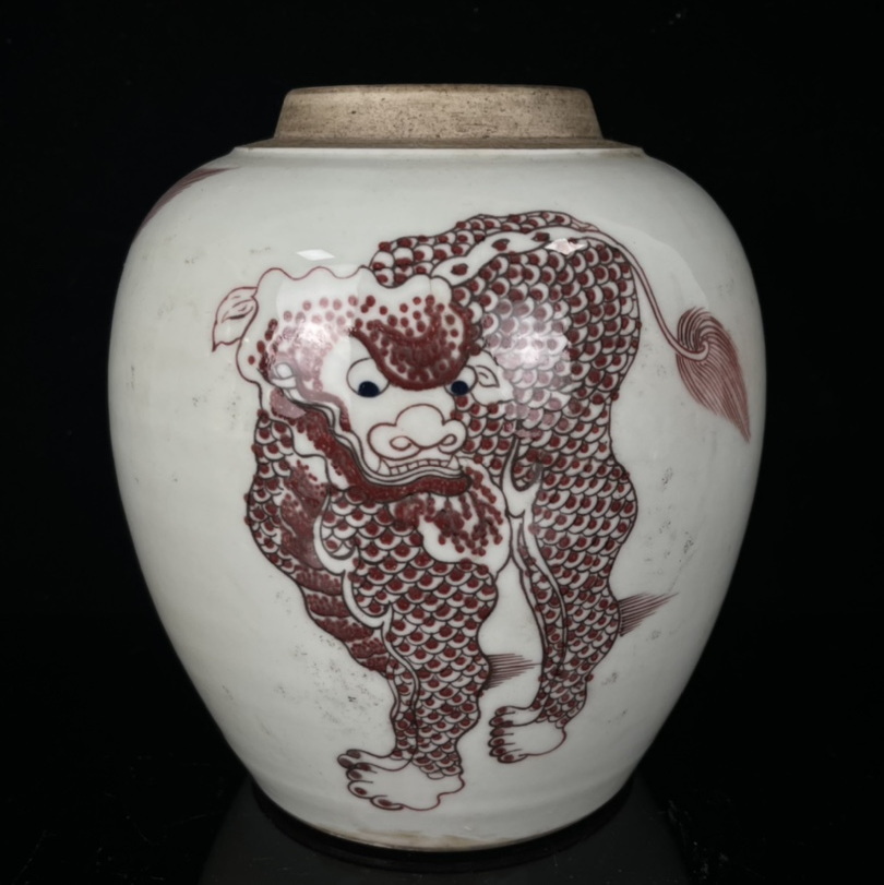 磁器 明代 成化年制 釉裡紅 飛竜紋天球瓶です 唐 磁器 明代 成化年制 釉裡紅 飛竜紋天球瓶です 唐