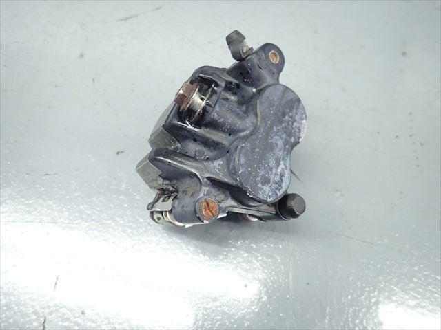 β241106-1 Suzuki Gemma 250 Gemma CJ47A (H20 год ) оригинальный суппорты передних тормозов прилипание нет! обычный!