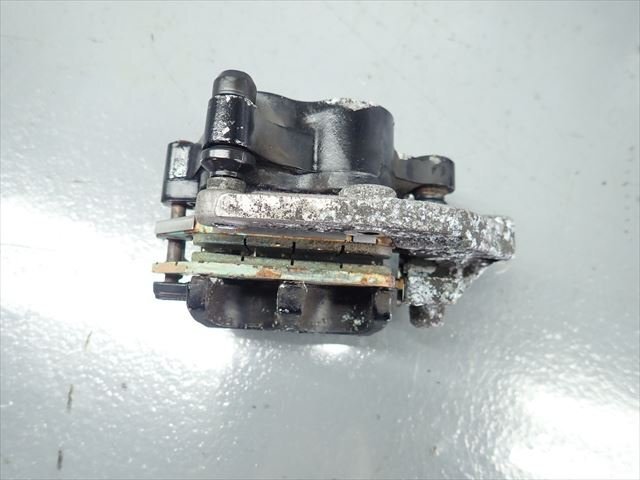 β241106-1 Suzuki Gemma 250 Gemma CJ47A (H20 год ) оригинальный суппорты передних тормозов прилипание нет! обычный!