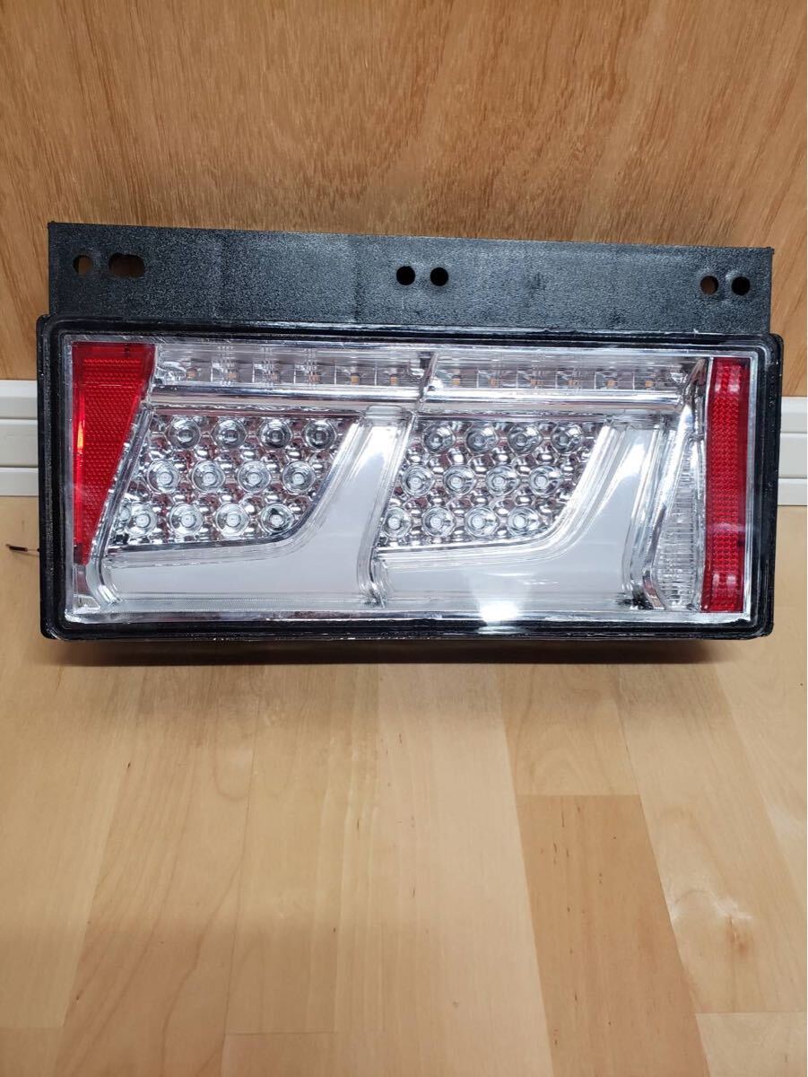 ジャンク品トラック24V　中古LEDテールランプ