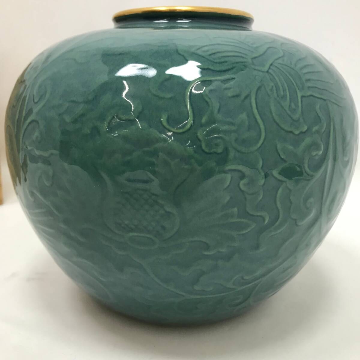 ?0501 深川制磁 色絵彩磁 青磁振 牡丹彫刻 花器 花瓶 丸7號(hào) 高さ約16cm 金縁 木箱付