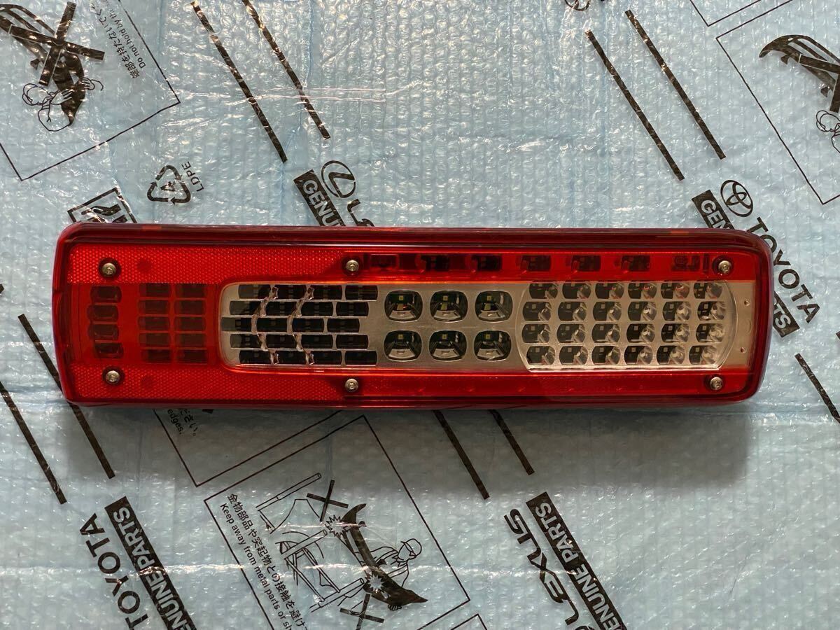新車外し ハーネス付 UD クオン 純正 テールランプ ボルボ 新車外し ハーネス付 UD クオン 純正 テールランプ ボルボ