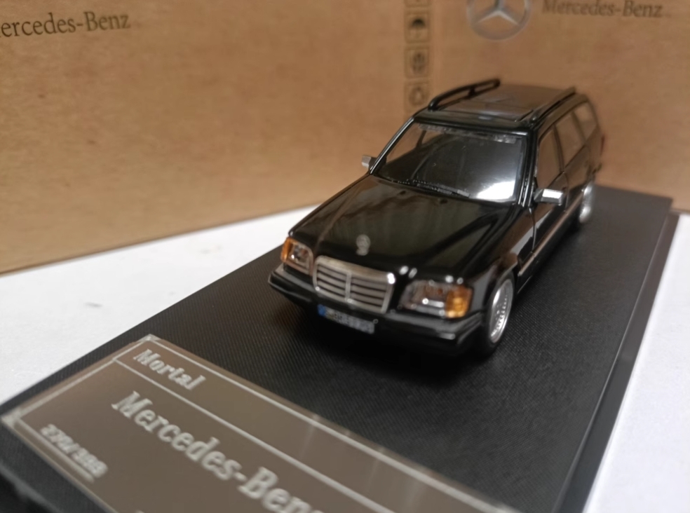 送料無料★ 1:64 Mortal Mercedes Benz E300 S124