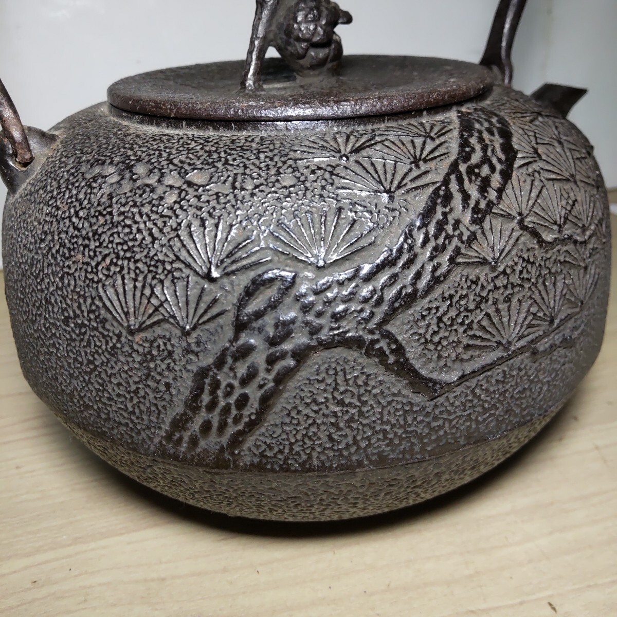雑貨】南部鉄瓶 珠玉型 急須 燗瓶 鉄やかん 松柄 伝統工芸 金属 雑貨】南部鉄瓶 珠玉型 急須 燗瓶 鉄やかん 松柄 伝統工芸 金属