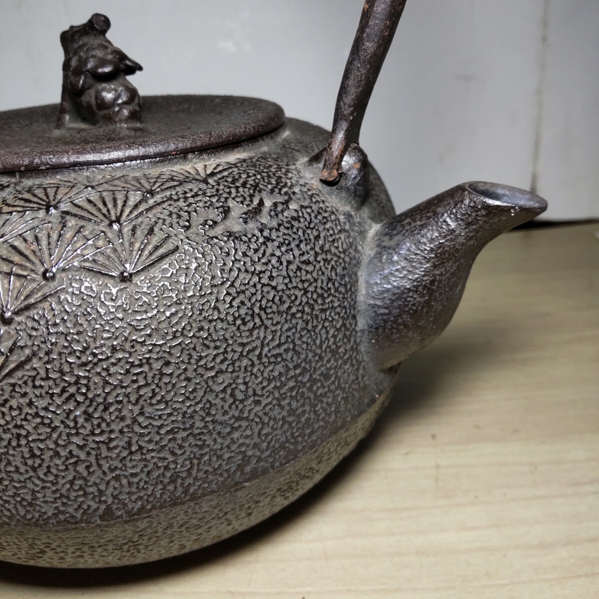 雑貨】南部鉄瓶 珠玉型 急須 燗瓶 鉄やかん 松柄 伝統工芸 金属 雑貨】南部鉄瓶 珠玉型 急須 燗瓶 鉄やかん 松柄 伝統工芸 金属