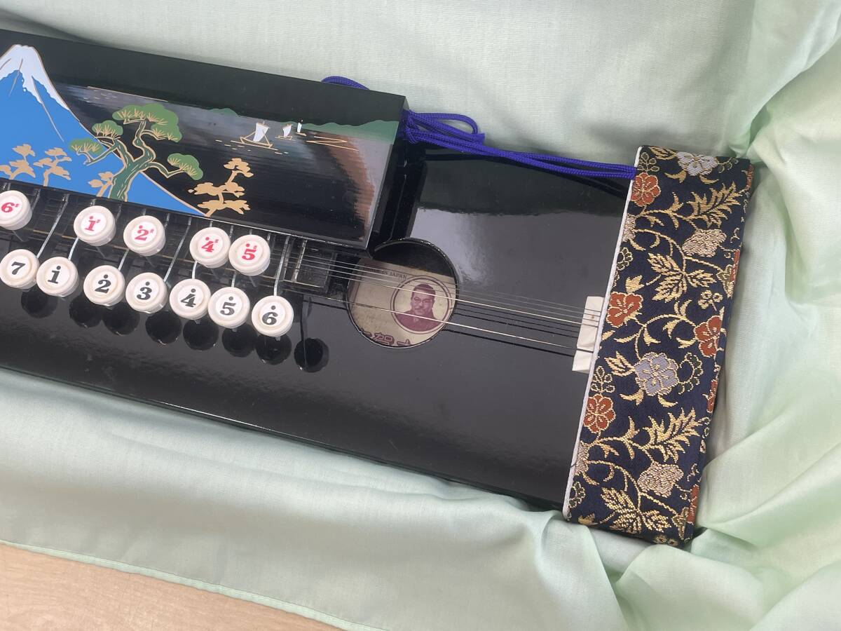 1円 ~ 美品 動作品 古賀政男 大正琴セット 大正琴 漆塗り松に 1円 ~ 美品 動作品 古賀政男 大正琴セット 大正琴 漆塗り松に