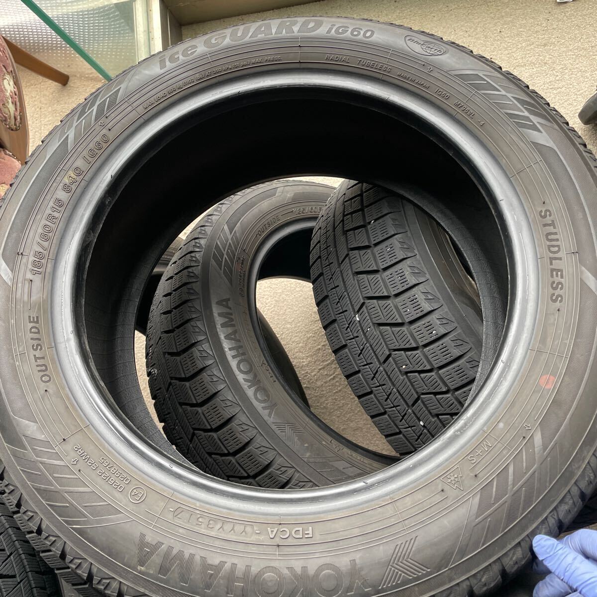 185/60R15 84Qヨコハマ アイスガード6 iG60 中古スタッドレスタイヤ4本　2017年製　送料無料　　　　残溝あり