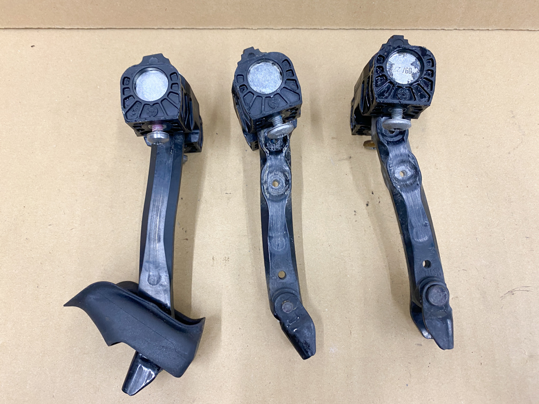 BMW MINI ミニクーパー クラブマン R55 右H ABA-ML16 純正 ドアヒンジ ストッパー 7176811 7167465