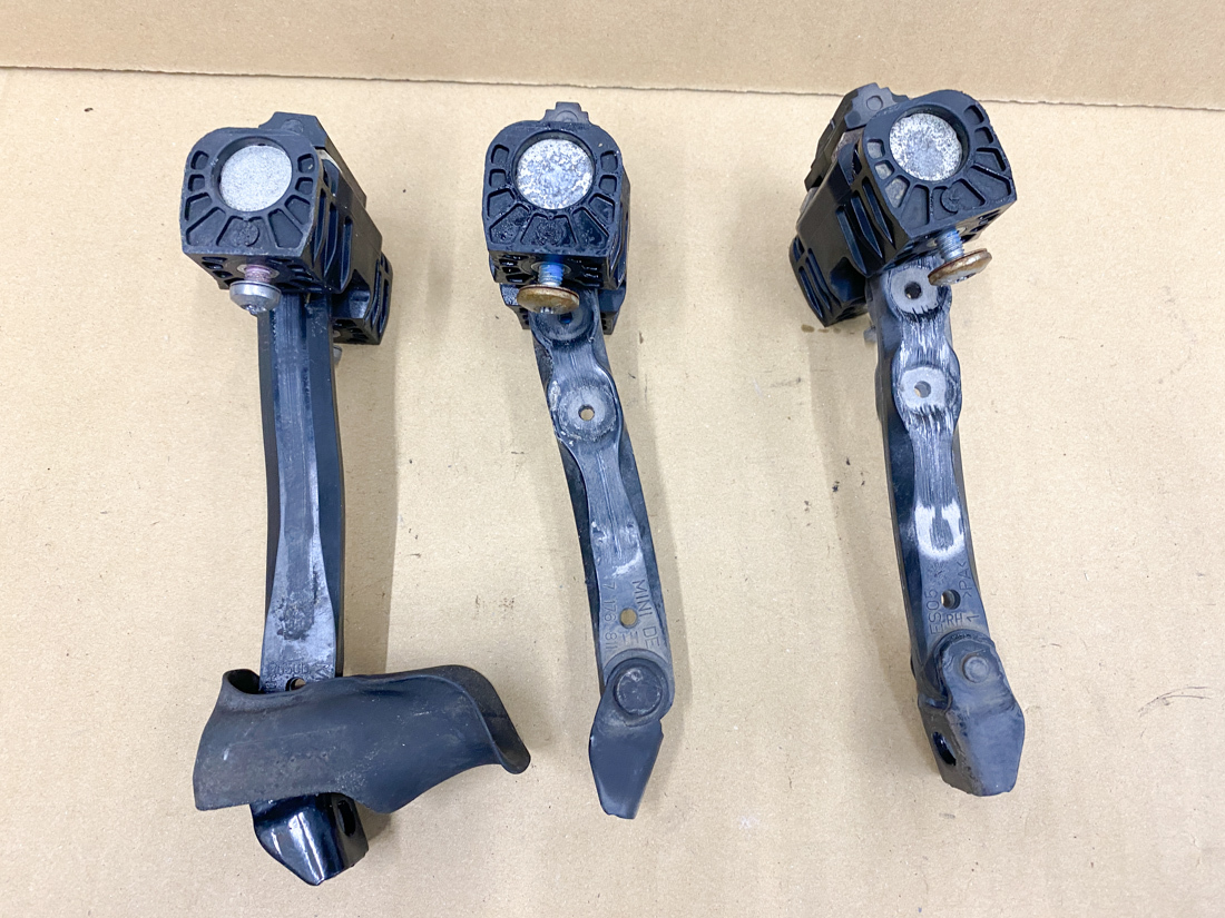 BMW MINI ミニクーパー クラブマン R55 右H ABA-ML16 純正 ドアヒンジ ストッパー 7176811 7167465