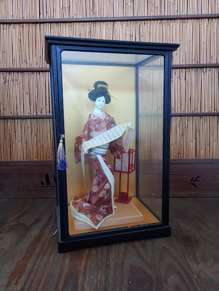 【500円引きクーポン】 ◇《引取歓迎》日本人形/ガラスケース付き 置物 飾り物 床の間飾り 和室 女性 和風 着物 大きい 昭和レトロ インテリア コレクション その他