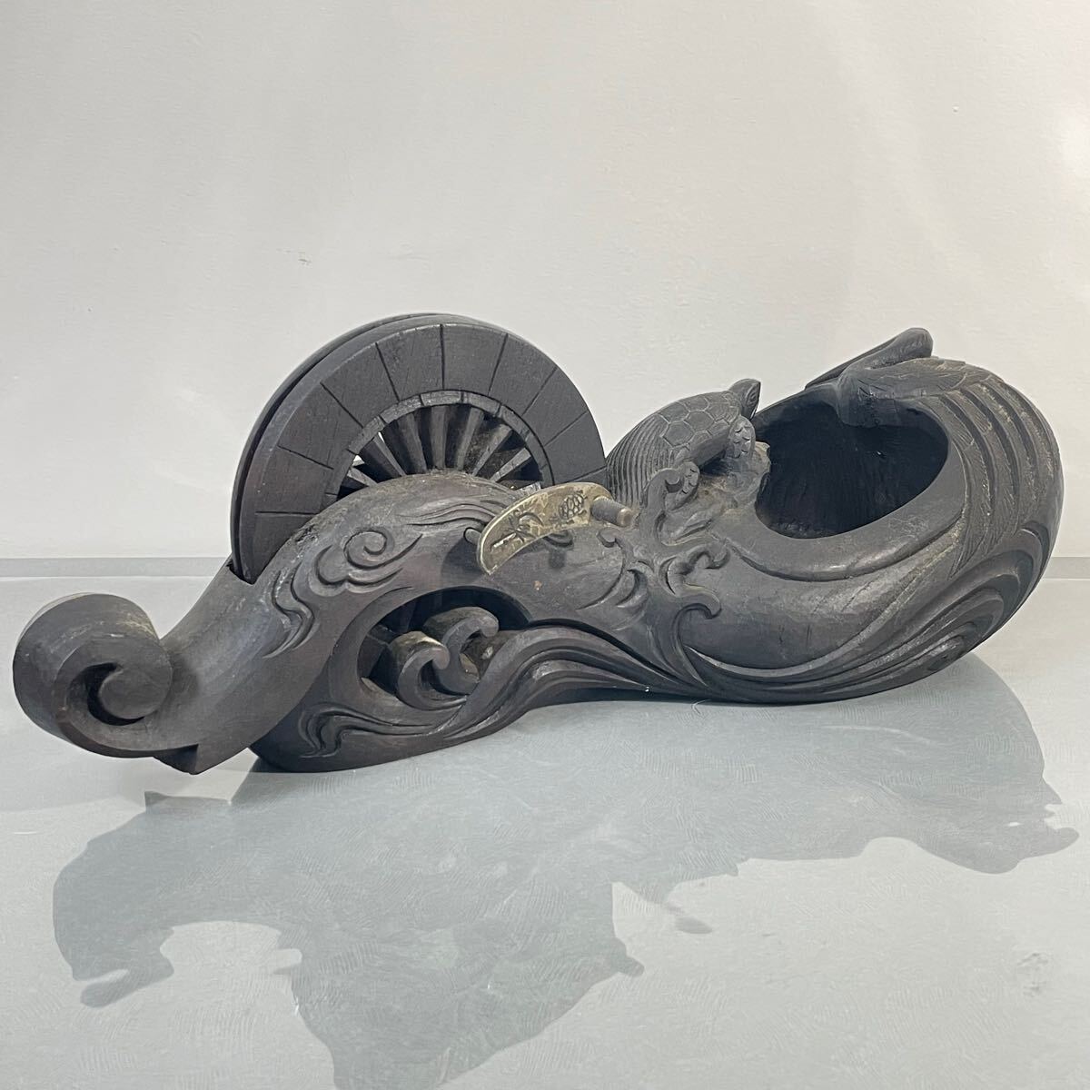全長40.5cm】坪辰 墨壺彫刻 鶴亀 廻手付き 木製 墨引き 大工道具 全長40.5cm】坪辰 墨壺彫刻 鶴亀 廻手付き 木製 墨引き 大工道具