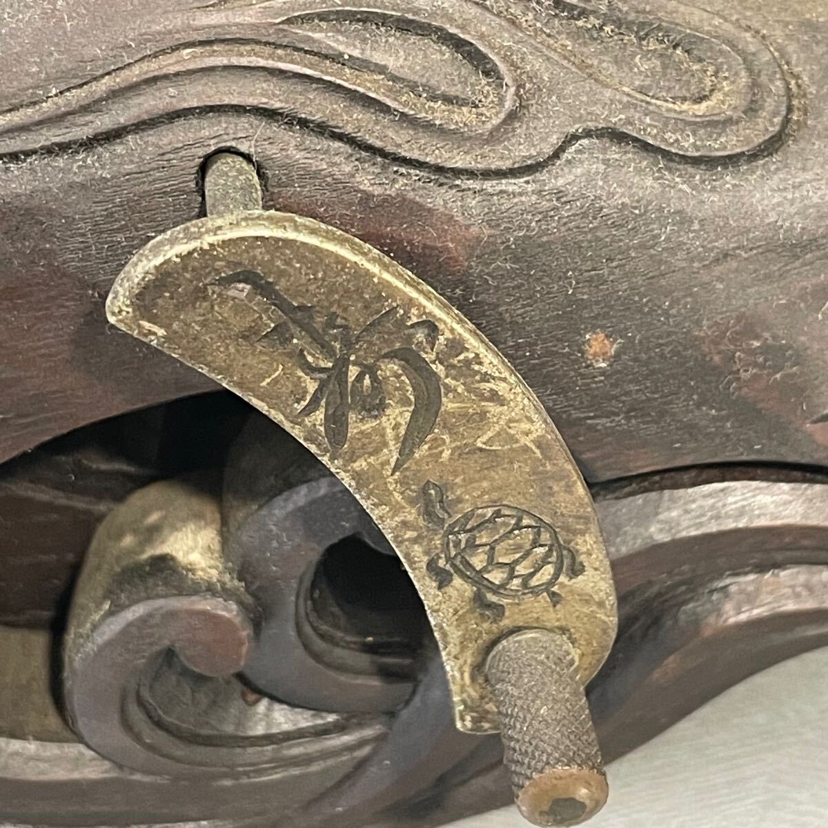 全長40.5cm】坪辰 墨壺彫刻 鶴亀 廻手付き 木製 墨引き 大工道具 全長40.5cm】坪辰 墨壺彫刻 鶴亀 廻手付き 木製 墨引き 大工道具