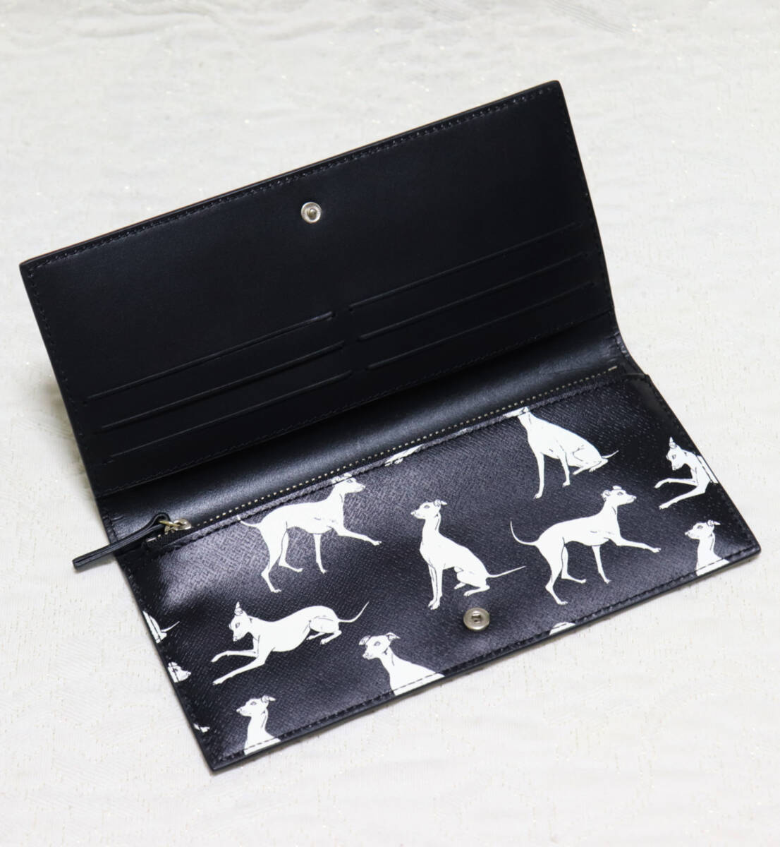 新品箱付き【ポールスミス】 可愛いグレイハウンド犬柄 長財布 新品箱付き【ポールスミス】 可愛いグレイハウンド犬柄 長財布