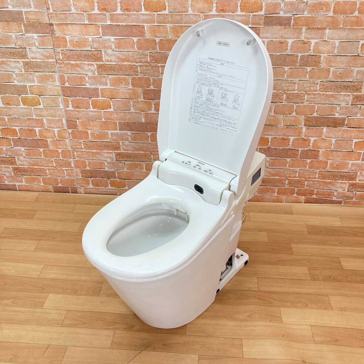 【ジャンク扱い】National (ナショナル) トイレ洋式便器(床下排水) タンクレス ウォシュレット一体型「CH4683」 シャワイントレス 81K