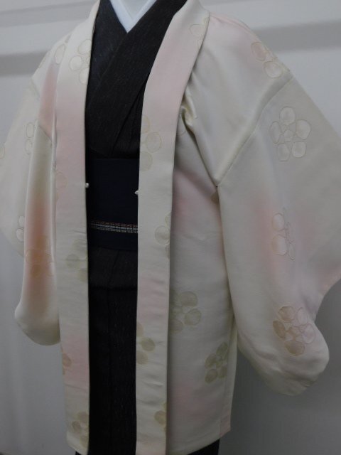 〔楽布〕P31619　上品な　ぼかし　梅の柄　羽織　k
