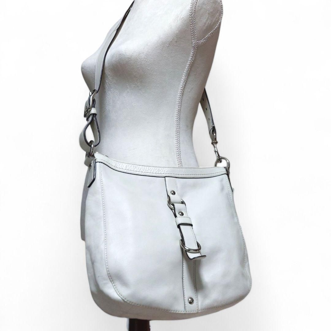 美品 COACH コーチ ショルダーバッグ 白 レザー 肩かけ 斜めがけ 美品 COACH コーチ ショルダーバッグ 白 レザー 肩かけ 斜めがけ