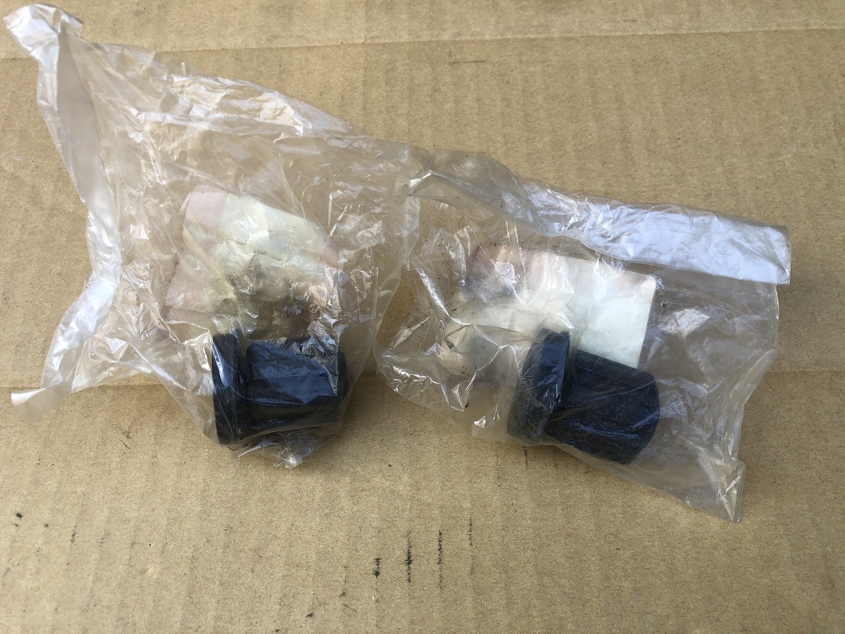 未使用 未開封 絶版 廃番 販売終了 スズキ 純正部品 GSX-R1100 GV73A GSX-R750 等々 エンジンマウントブッシュ 2個 11681-27A00_画像2