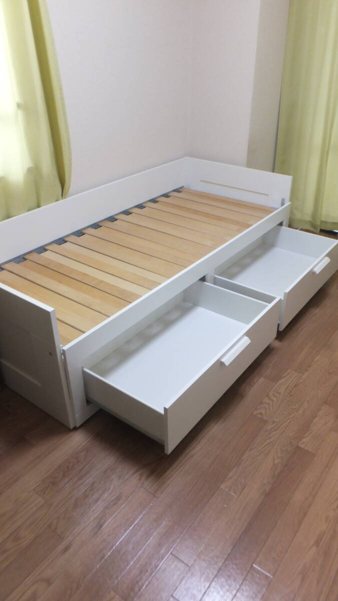 左右に引き出しがあります。